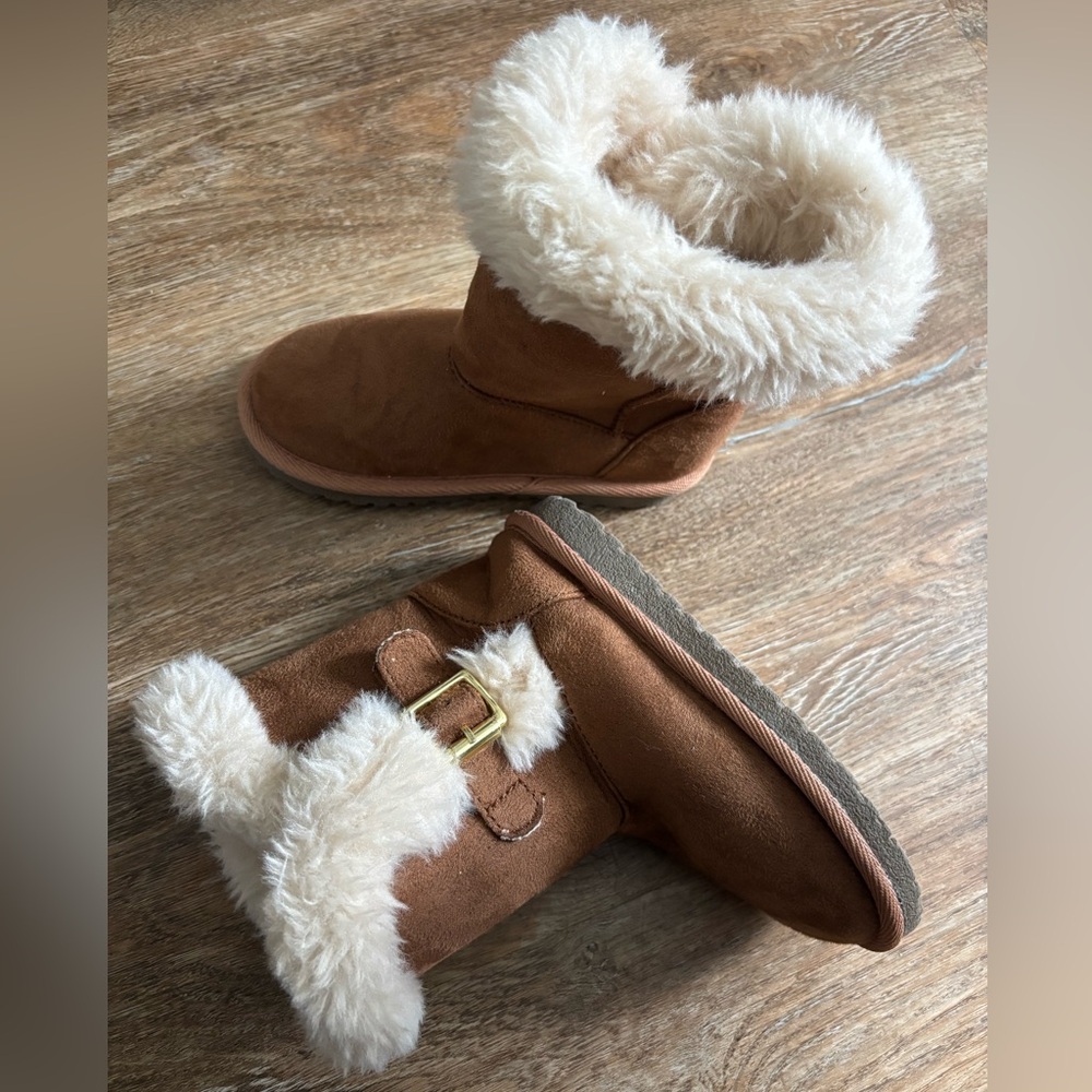 Childrens Place Girls Size 11 Brown Faux Fur Lined Cozy Lightweight Winter Boots